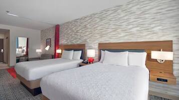 Habitación de hotel con dos camas, una pared con diseño de piedra y una cortina roja.