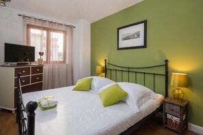 3 habitaciones, tabla de planchar con plancha, cuna de viaje y wifi