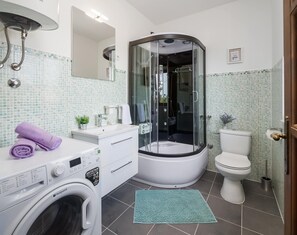 Badewanne, Haartrockner, Handtücher, Toilettenpapier