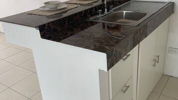 Mikrowelle, Wasserkocher mit Kaffee-/Teezubehör, Kaffeemühle