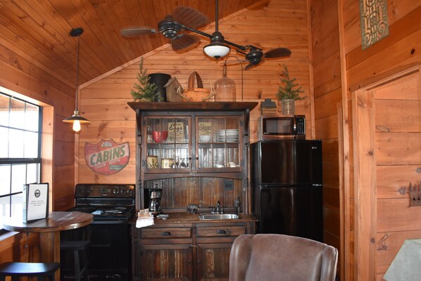 Private kitchen - COZY CABIN FOR TWO- MIN. TO BRANSON-HOT TUB-BRKFST-WINERY-BREWERY (Walnut Shade)