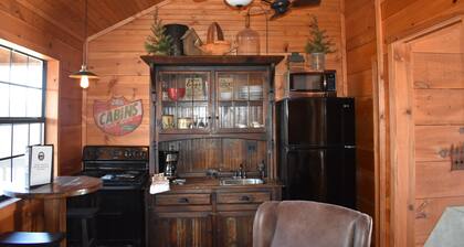 COZY CABIN FOR TWO- MIN. TO BRANSON-HOT TUB-BRKFST-WINERY-BREWERY