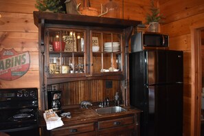 Private kitchen - COZY CABIN FOR TWO- MIN. TO BRANSON-HOT TUB-BRKFST-WINERY-BREWERY (Walnut Shade)