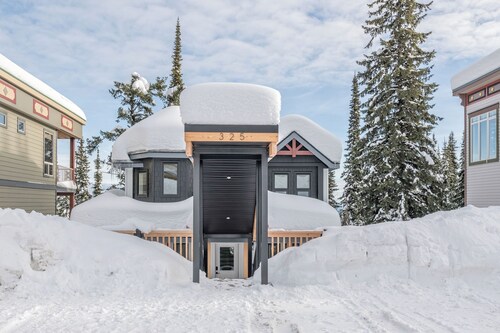 Newly renovated stand-alone home - Hot Tub, Ski Storage & Steps to the Village