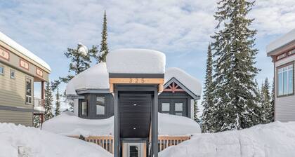 Newly renovated stand-alone home - Hot Tub, Ski Storage & Steps to the Village