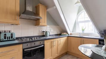 Apartment, Private Bathroom, Sea View (Stowaway's) | Shared kitchen