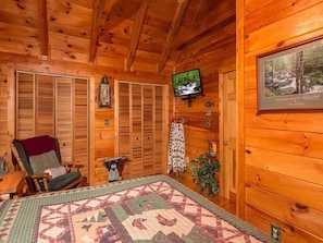 2 bedrooms, internet, bed sheets