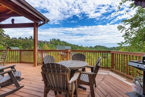 Outdoor dining - Heavenly View... 2 Bed/2 Bath, pool access, hot tub (Sevierville)