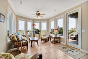 Televisie, een dvd-speler en een tafeltennistafel