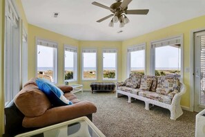 Televisie, een dvd-speler en een tafeltennistafel