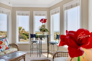 Télévision, lecteur de DVD, table de tennis de table