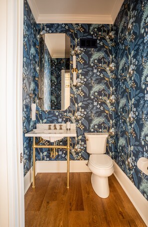 Duschwanne, Haartrockner, Handtücher, Seife