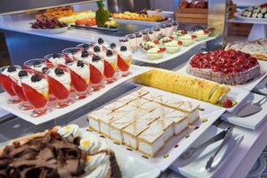 A buffet with various desserts and fruits. - Hotel Girasol (Sant Llorenc des Cardassar)