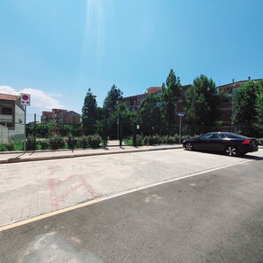 Parkeerplaatsen op het terrein