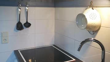 Fridge, oven, dishwasher, coffee/tea maker