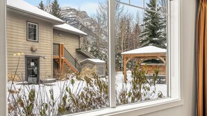 Ein Haus mit einer Holzdielen-Terrasse und einem überdachten Außenbereich.