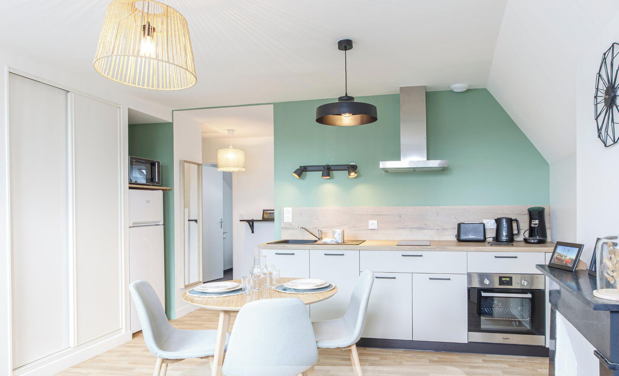 Fridge, microwave, oven, coffee/tea maker