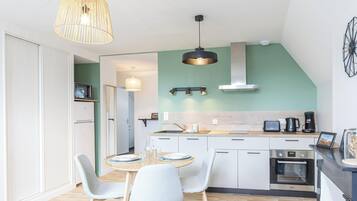 Fridge, microwave, oven, coffee/tea maker