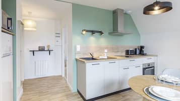 Réfrigérateur, micro-ondes, four, cafetiÚre/bouilloire