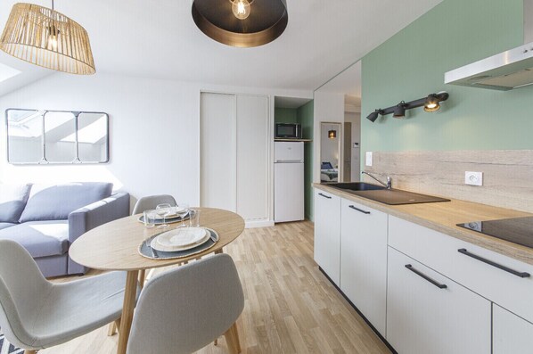 Fridge, microwave, oven, coffee/tea maker
