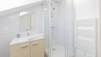 Douche, sĂšche-cheveux, serviettes fournies