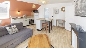 Een knus verblijf met een kitchenette, een eethoek en een zithoek.