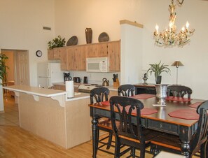 Dining - Rustic Ozarks Crown Point Resort 1 BR Cabin, SLEEPS 4, large lake, nature trails (Horseshoe Bend)