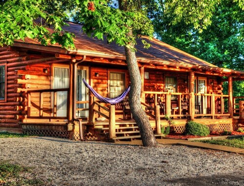 Rustic Ozarks Crown Point Resort 1 BR Cabin, SLEEPS 4, large lake, nature trails