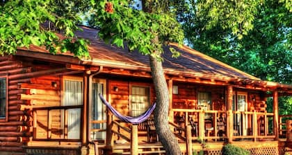Rustic Ozarks Crown Point Resort 1 BR Cabin, SLEEPS 4, large lake, nature trails