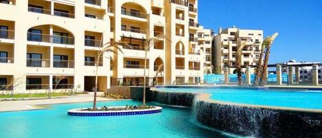 Utomhuspool och uppvärmd pool