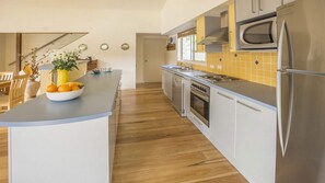 Refrigerador, microondas, horno, placa de cocina