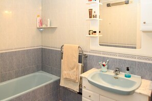 Badewanne, Haartrockner, Handtücher