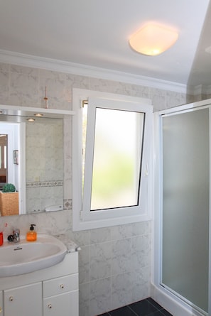 Badewanne, Haartrockner, Handtücher