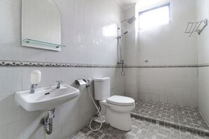 Bathroom - Wisma Konservasi by Zuzu (Jakarta)