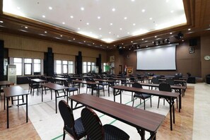 Meeting facility - Wisma Konservasi by Zuzu (Jakarta)