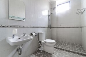 Bathroom - Wisma Konservasi by Zuzu (Jakarta)