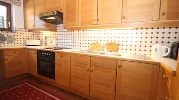 KĂŒhlschrank, Ofen, Wasserkocher mit Kaffee-/Teezubehör, Wasserkocher