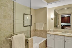 Baignoire, sĂšche-cheveux, serviettes fournies, savon