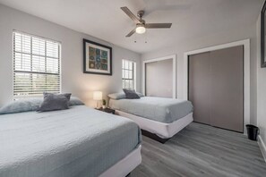 6 chambres, bureau, fer et planche à repasser, lit parapluie