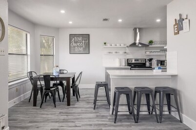 Huge Home in Killeen Large Families 16 Guests