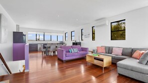 TV, books, stereo - Villa Vista - 1/240 David Low Way (PEREGIAN BEACH)