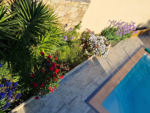Ground Floor of a 3-Bedroom House Sleeping 6, with a Pool for 6 Adults  