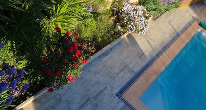 Ground Floor of a 3-Bedroom House Sleeping 6, with a Pool for 6 Adults