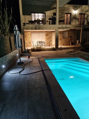 Utomhuspool och uppvärmd pool