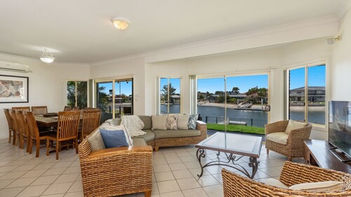 Ponderosa - Pet-Friendly Luxury on the Water - Holiday Yamba