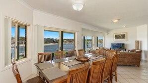 Une salle à manger spacieuse avec vue sur le bord de l’eau.