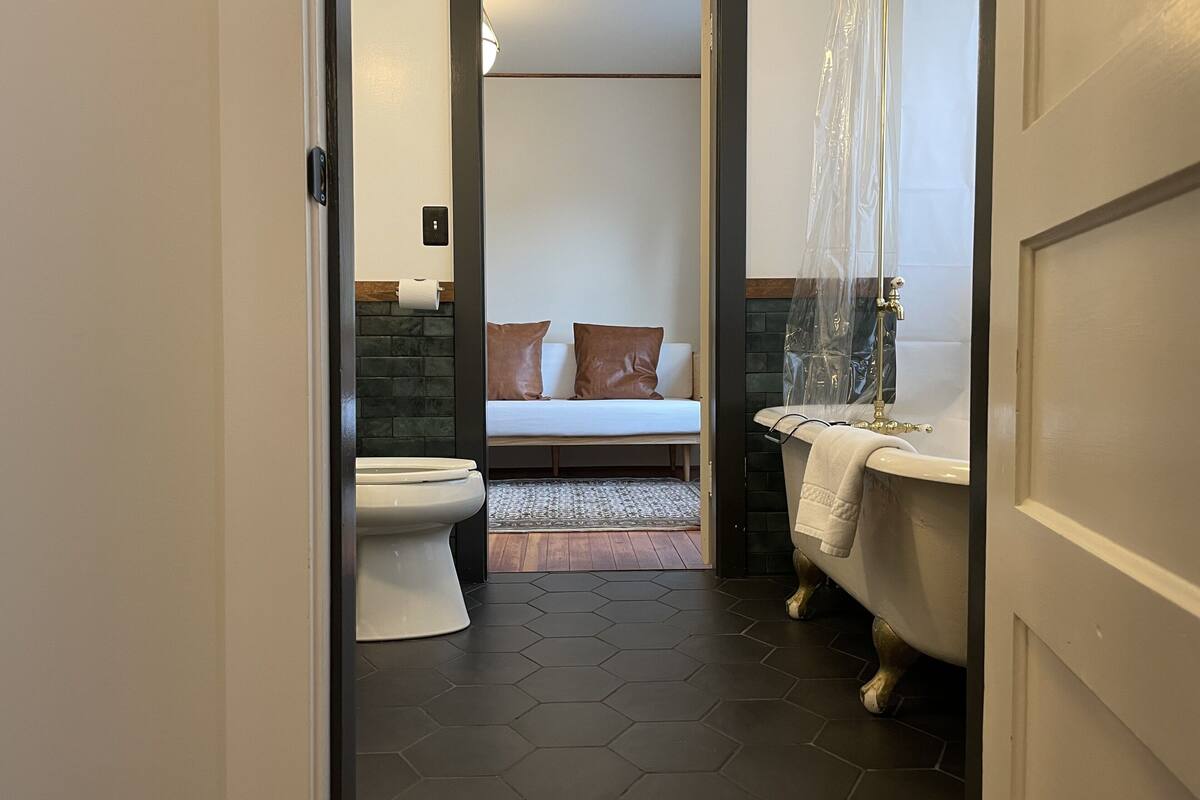 family suite, multiple beds | bathroom | combined shower/bathtub, towels, shampoo, toilet paper