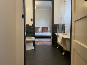Suite Familiale, plusieurs lits | Salle de bain | Ensemble douche/baignoire, serviettes fournies, shampoing