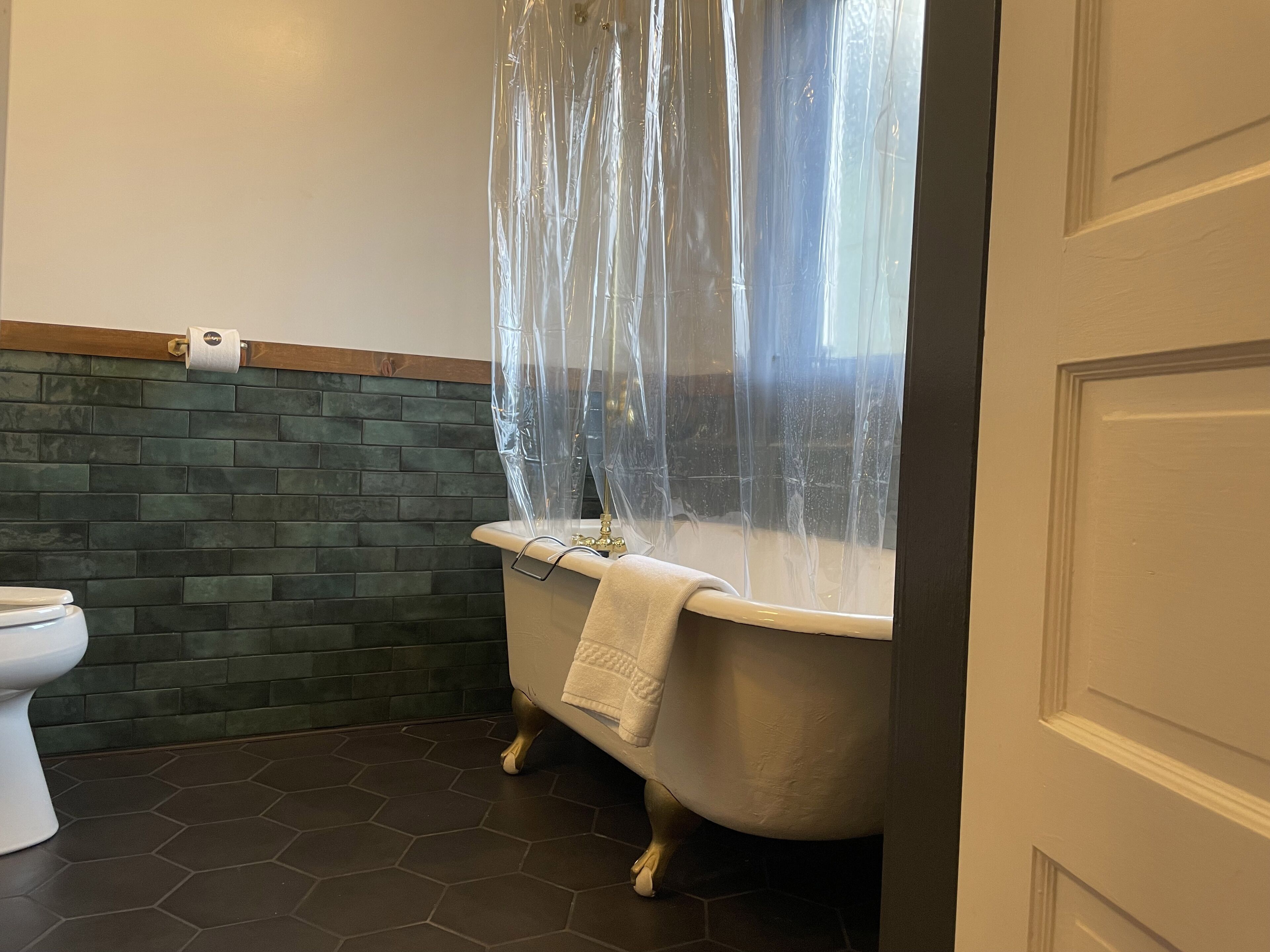 premium room | bathroom | combined shower/bathtub, towels, shampoo, toilet paper
