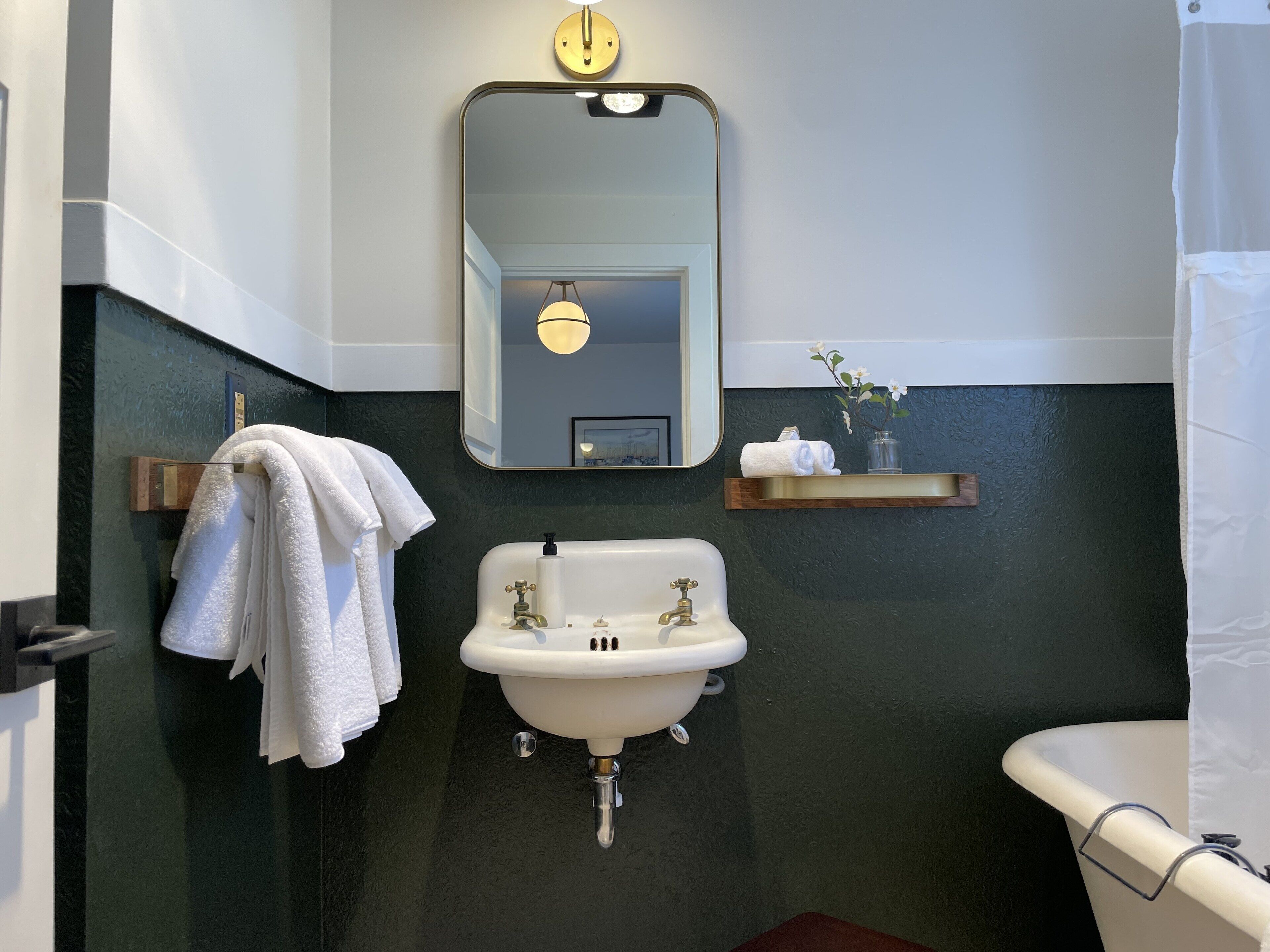 combined shower/bathtub, towels, shampoo, toilet paper